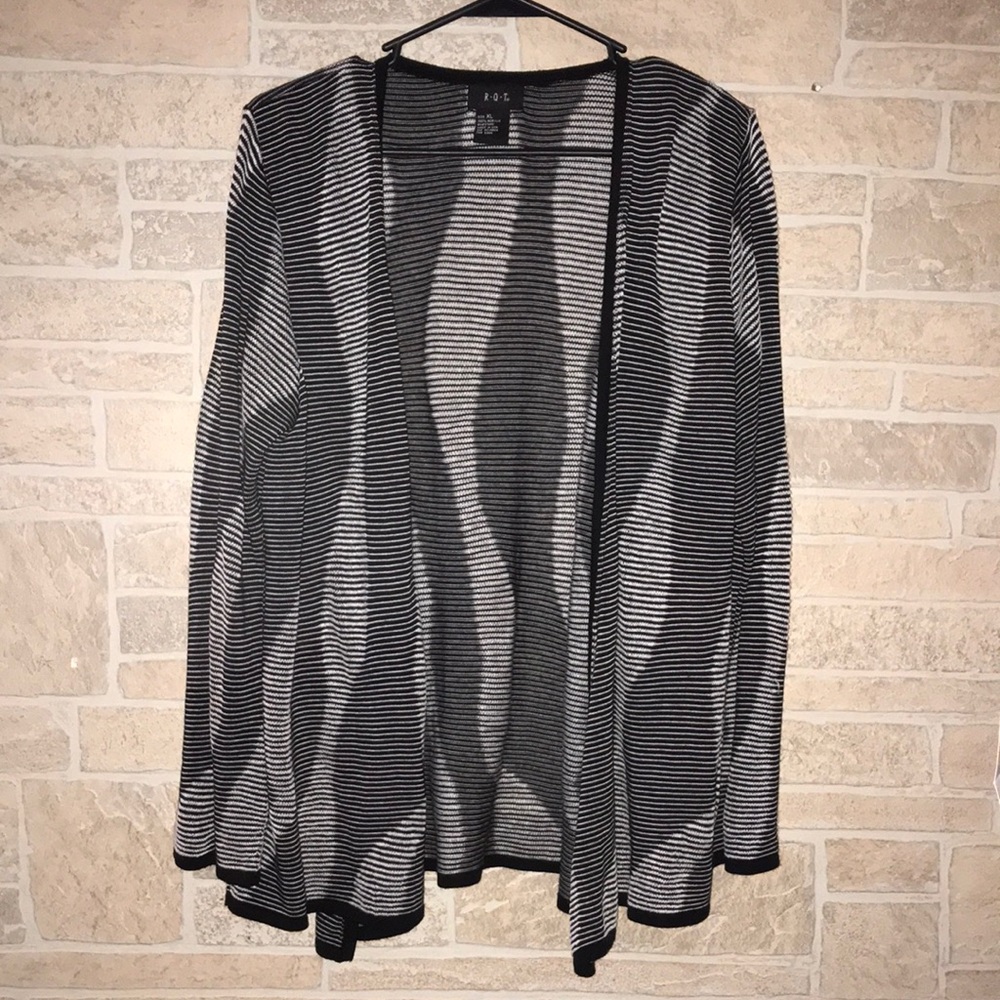✅R•Q•T Open Cardigan Sweater with black trim